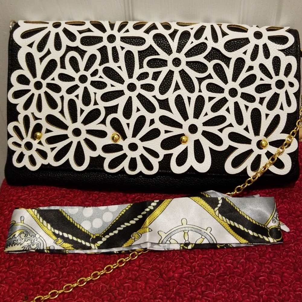 MoDA of NY LaserCut Daiseys 2 In 1 Clutch Or Shoulder Bag - Picture 4 of 9